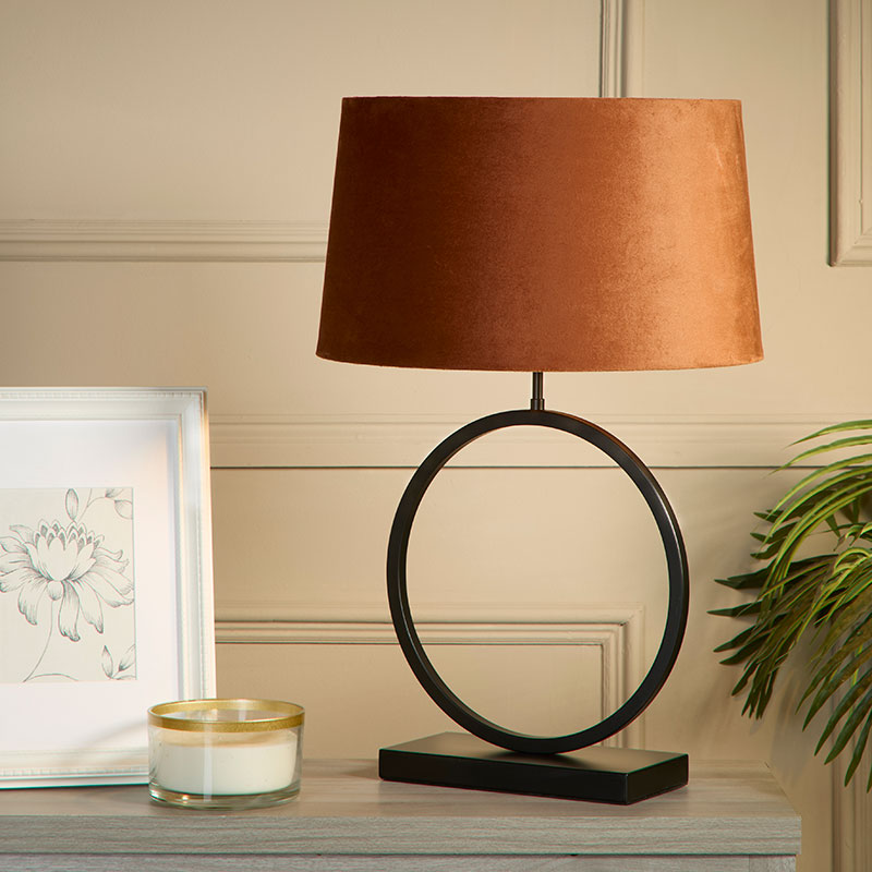 noshtna lampa s oranjev abajur elegant