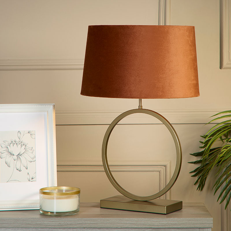 noshtna lampa s oranjev abajur elegant