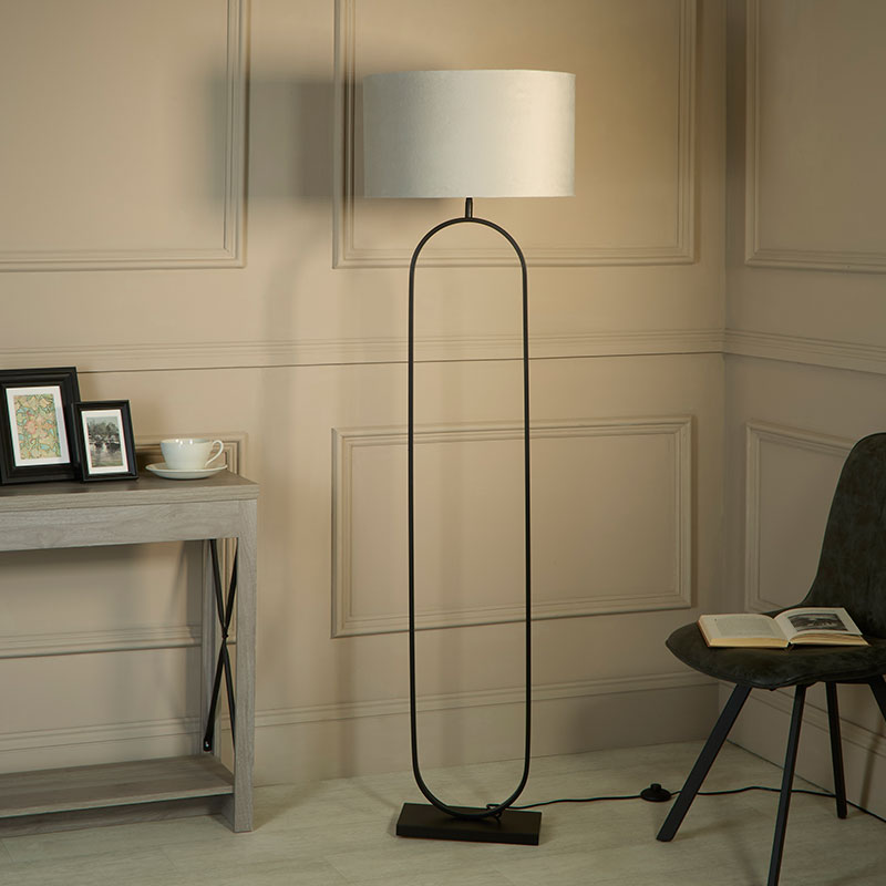 podova lampa s tekstilen svetlosiv abjur modish